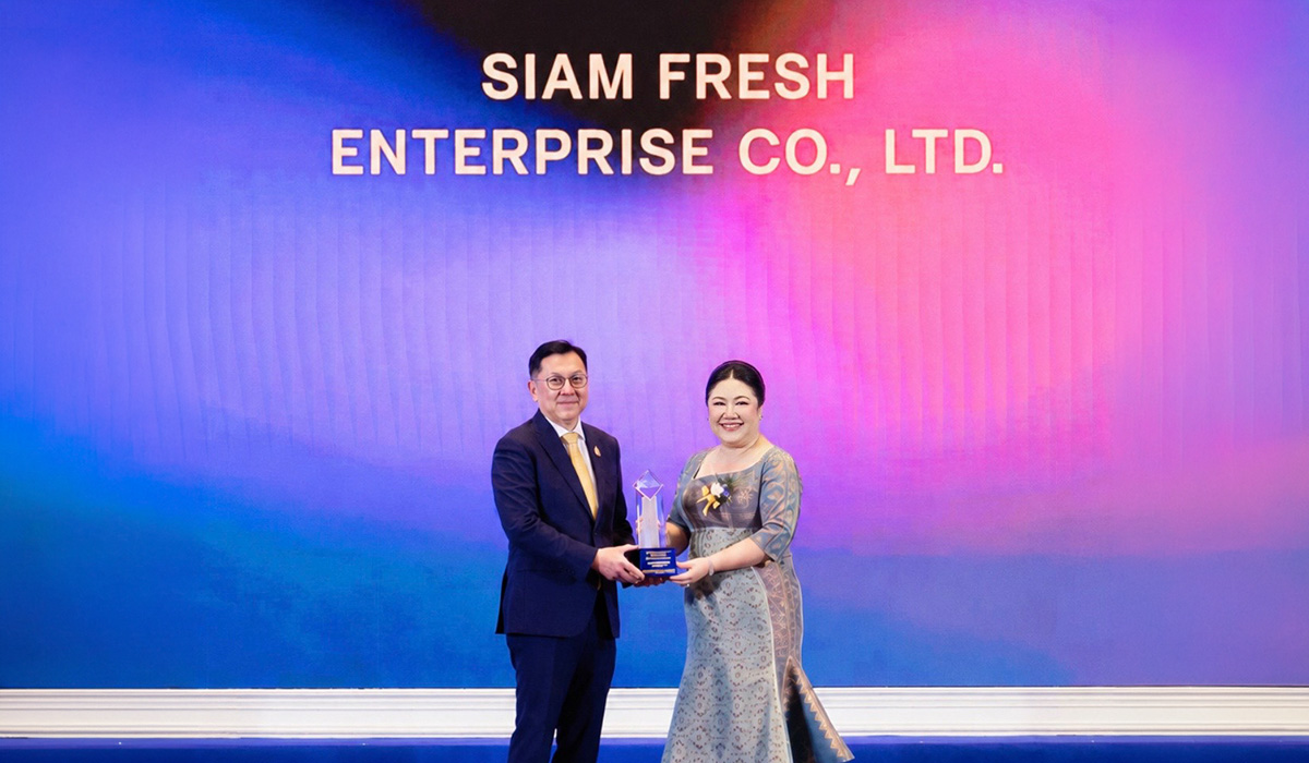 ผู้บริหาร Siam Fresh ขึ้นรับรางวัล