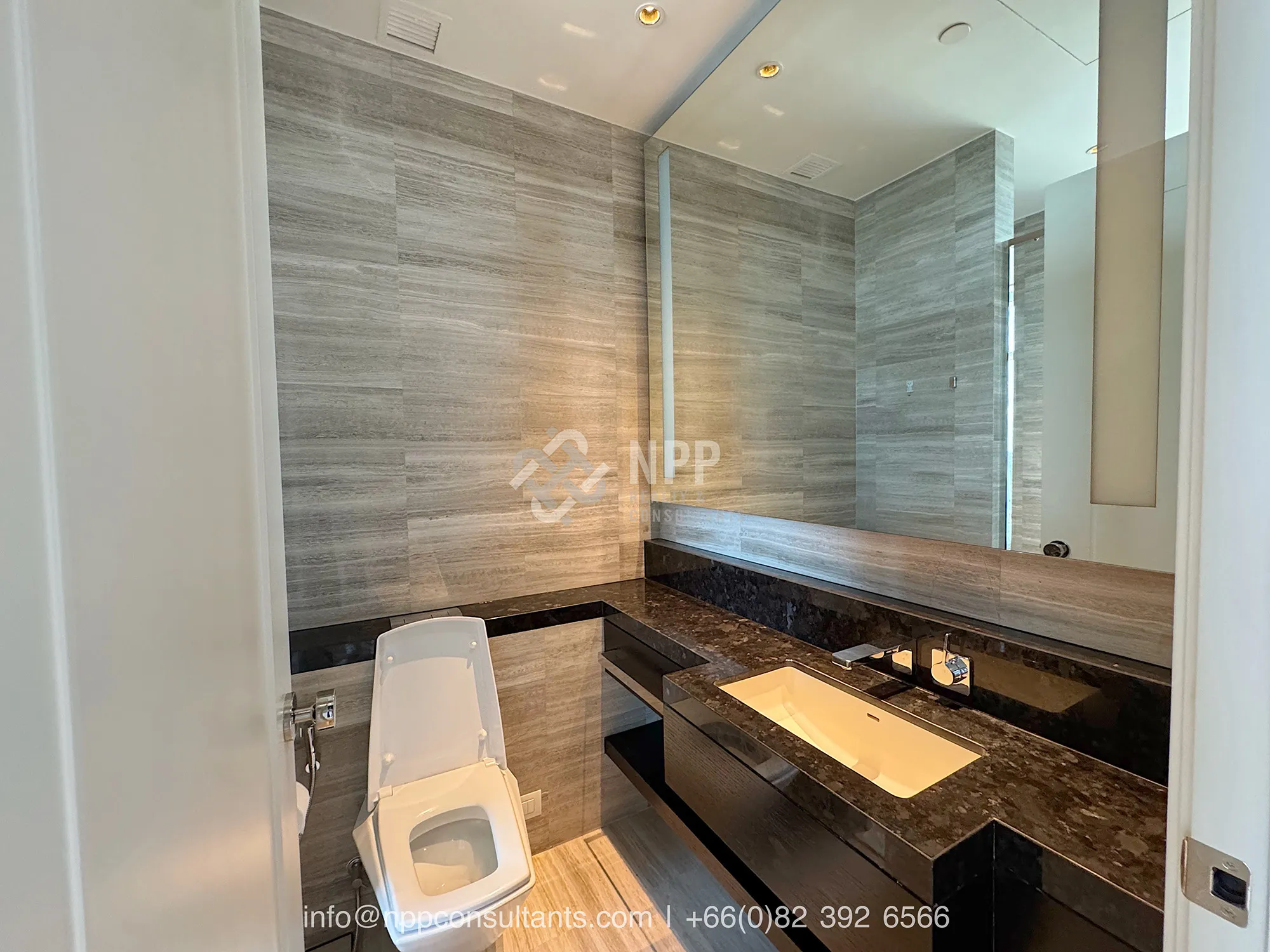 ภาพภายในห้องชุด 3 ห้องนอน 12